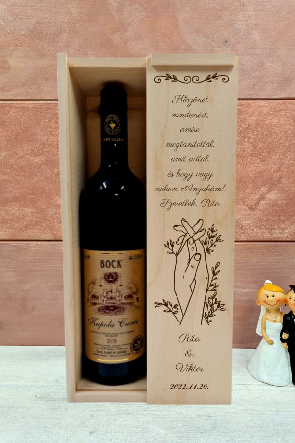 Összefonodó kezek boros örömanya köszöntő  ajándékdoboz esküvőre