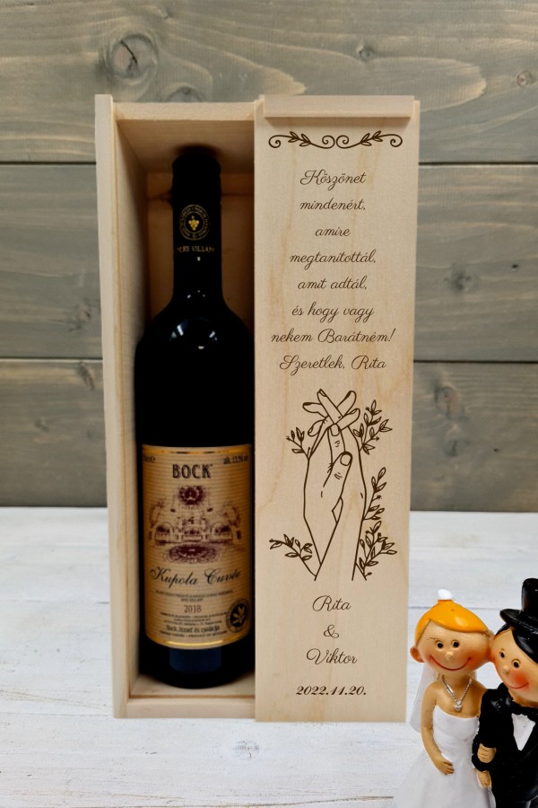 Összefonodó kezek esküvői boros ajándék díszdoboz barátnőnek