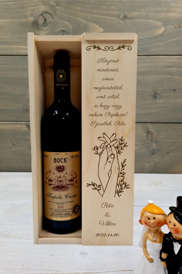 Összefonodó kezek boros nagypapa köszöntő ajándékdoboz esküvőre