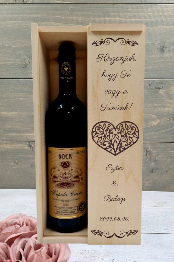 Szívbe zárt levelek esküvői boros tanúköszöntő ajándék díszdoboz 