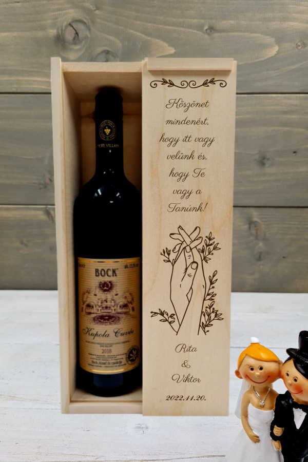 Összefonodó kezek esküvői boros tanúköszöntő ajándék díszdoboz