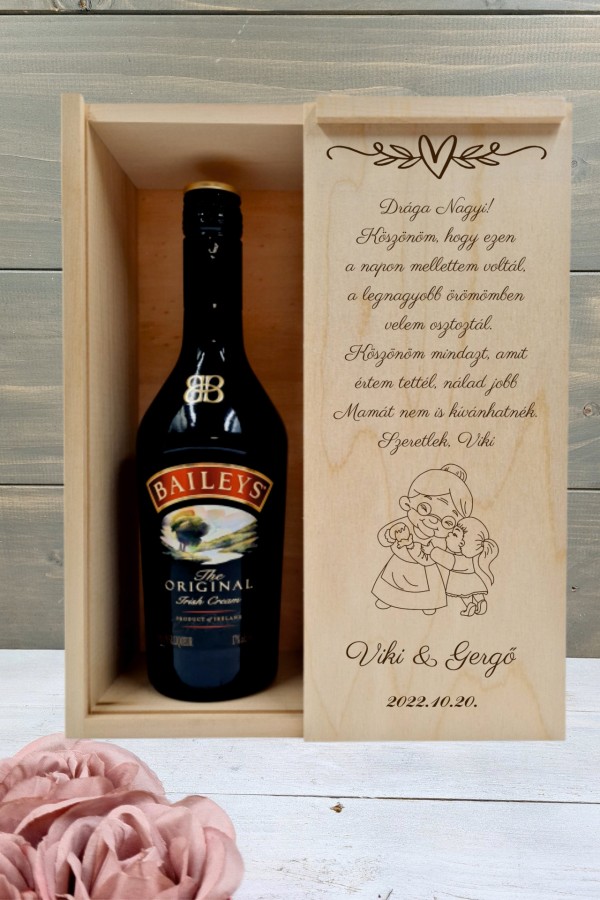 Nagymama és kisunokája Nagyi köszöntő italos ajándék díszdoboz