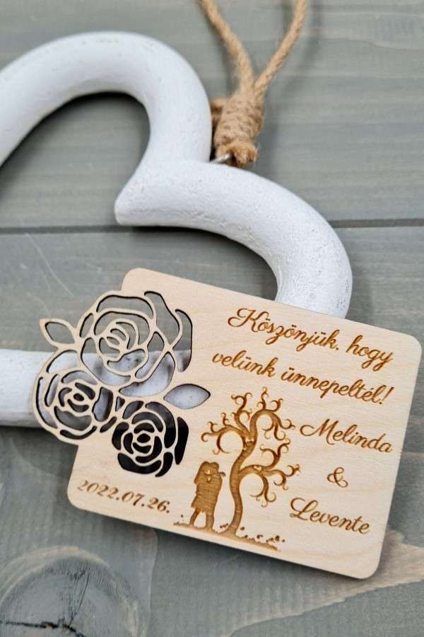 Rózsák esküvői vendégköszöntő ajándék hűtőmágnes