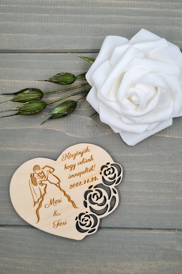 Három rózsa esküvői vendégköszöntő ajándék hűtőmágnes