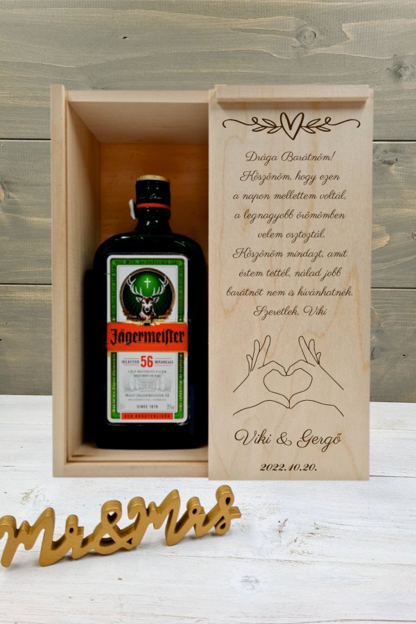 Szívet formázó kezek Barát köszöntő italos ajándék díszdoboz