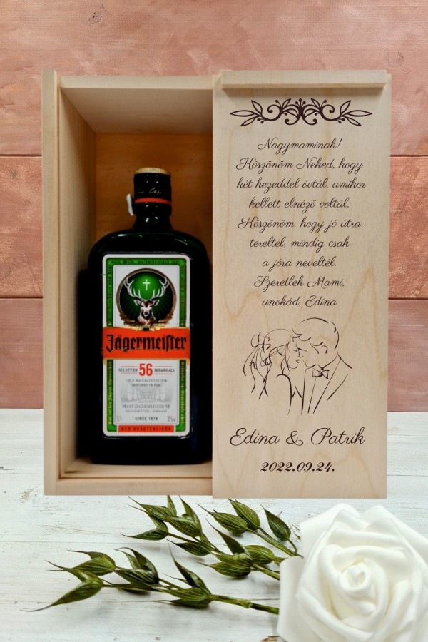 Az ifjú pár Nagymama köszöntő italos ajándék díszdoboz