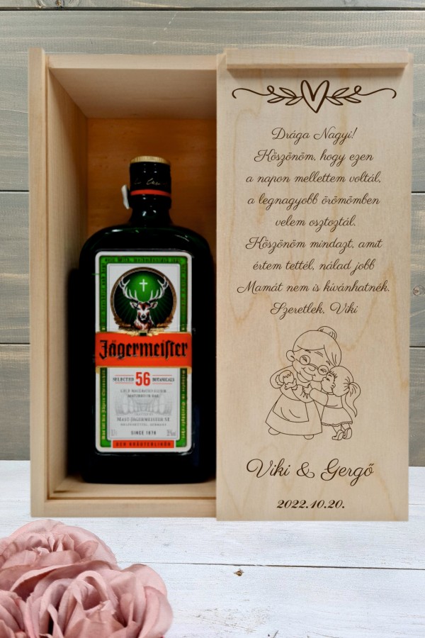 Nagymama és kisunokája Nagyi köszöntő italos ajándék díszdoboz