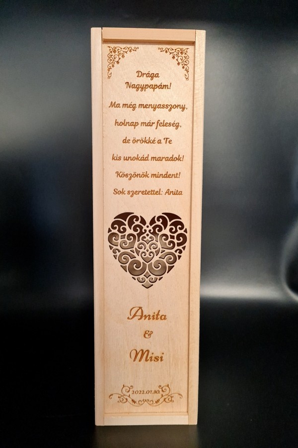 Szerető szív esküvői boros szülőköszöntő ajándékdoboz 