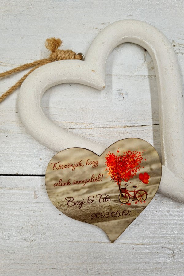 Piros szívek köszönőajándék hűtőmágnes esküvőre