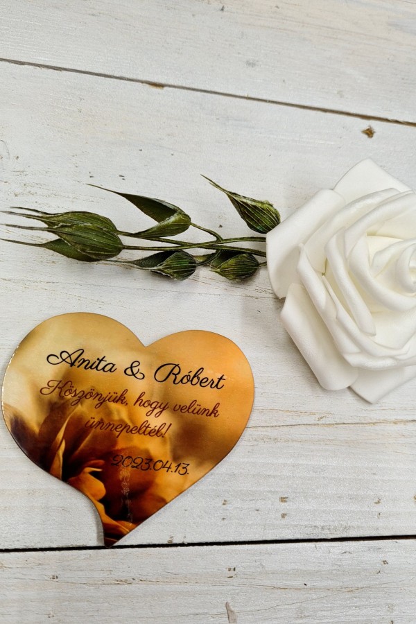 Sárga virágszirmok köszönőajándék hűtőmágnes esküvőre