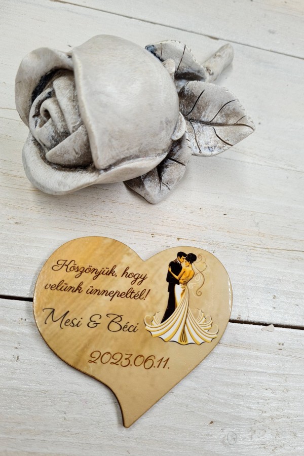 Ölelkező pár köszönőajándék hűtőmágnes esküvőre