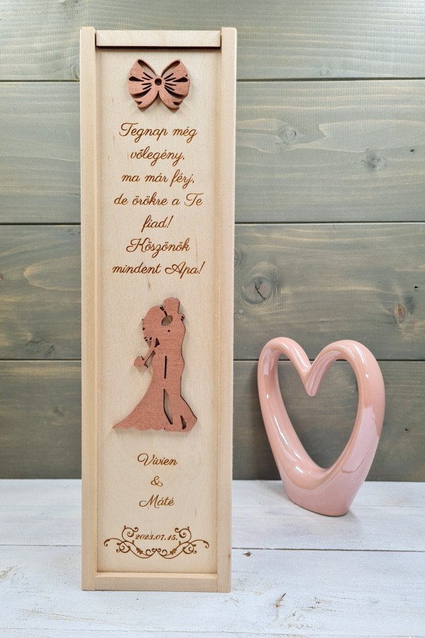 Összeborulva esküvői boros szülőköszöntő ajándék díszdoboz