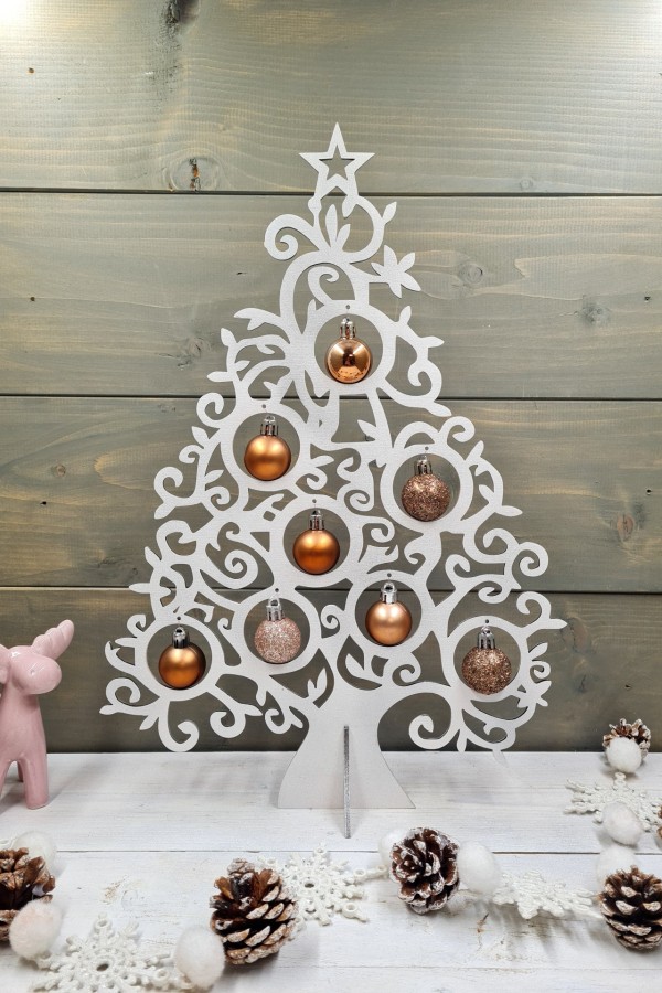 Csodás karácsonyfa gömb díszekkel 