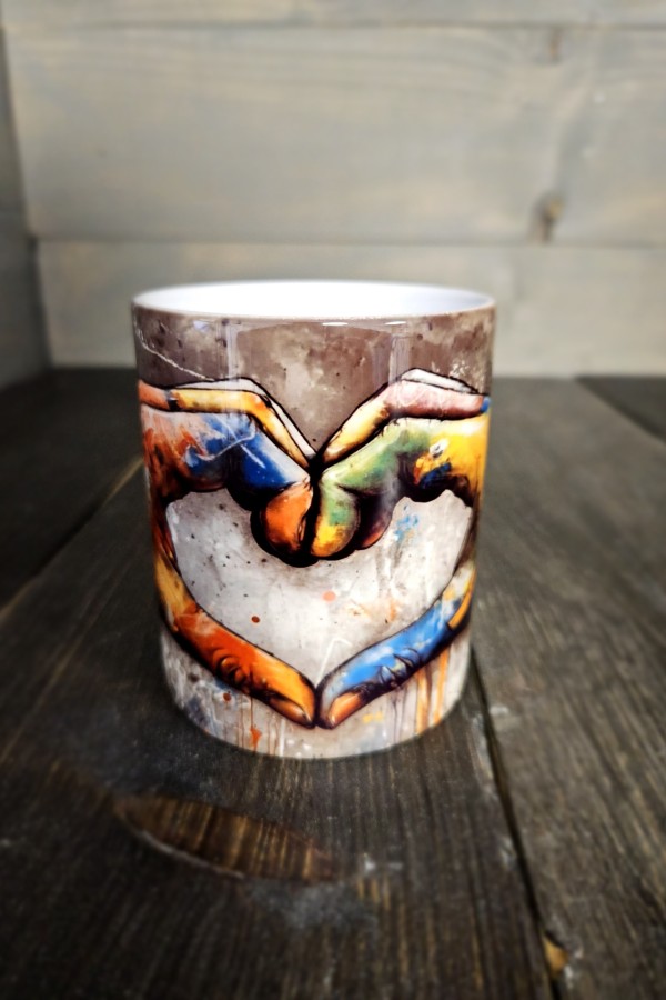 Graffiti szívet formázó kéz bögre