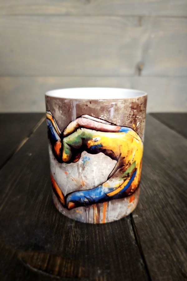 Graffiti szívet formázó kéz bögre