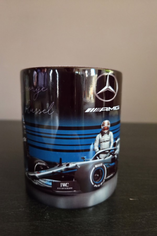 F1 George Russel bögre