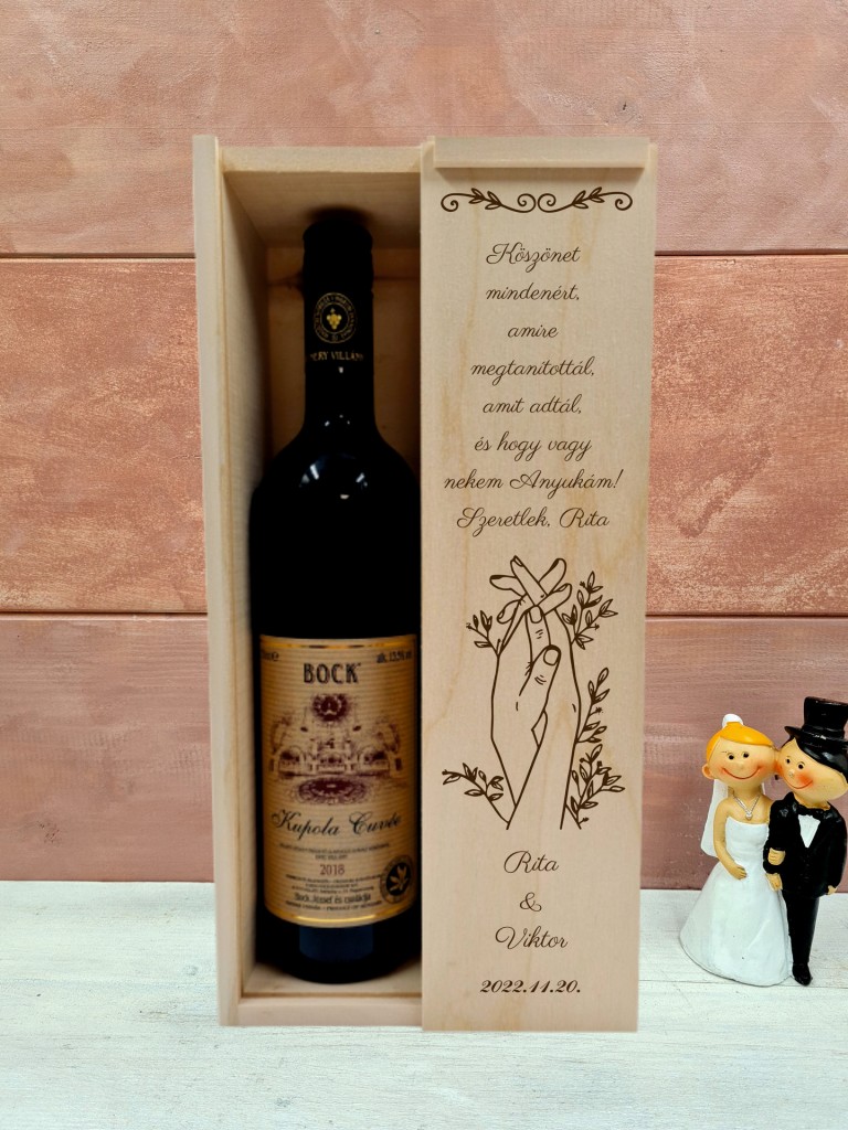 Összefonodó kezek boros örömanya köszöntő  ajándékdoboz esküvőre