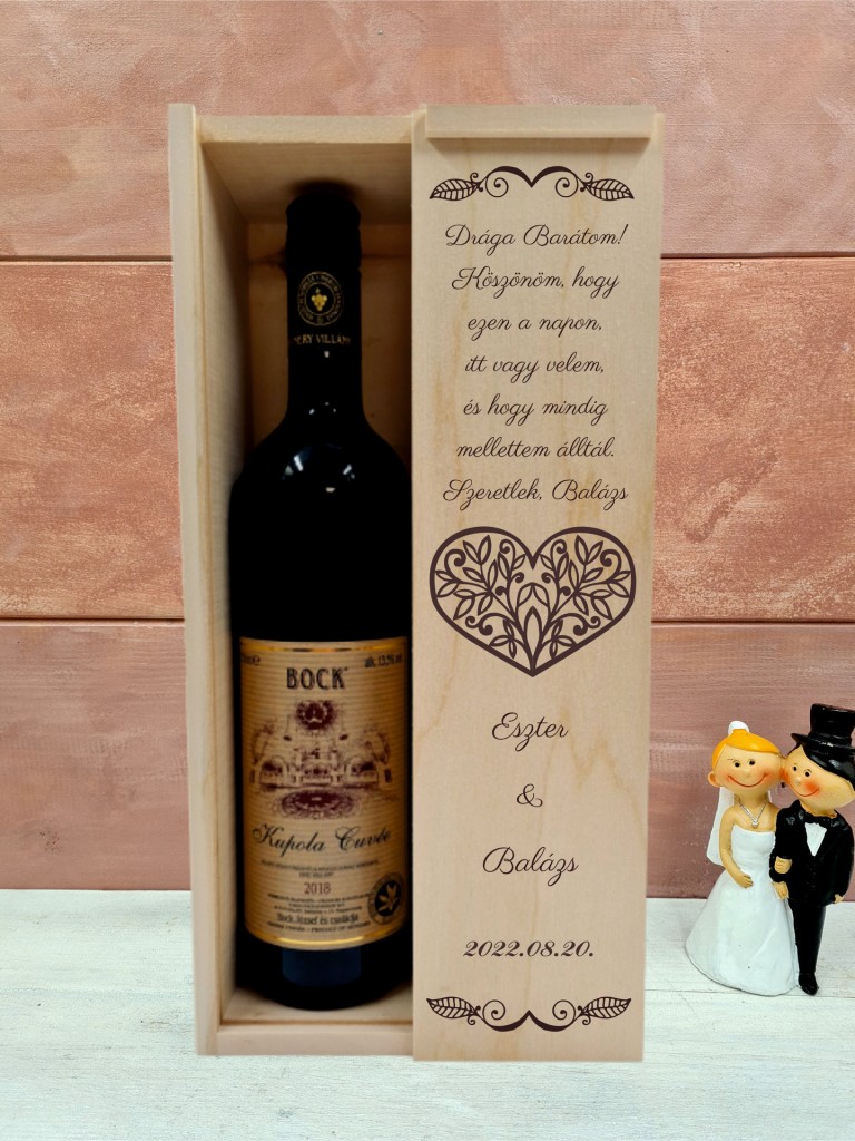 Szívbe zárt levelek esküvői boros ajándék díszdoboz barátnak