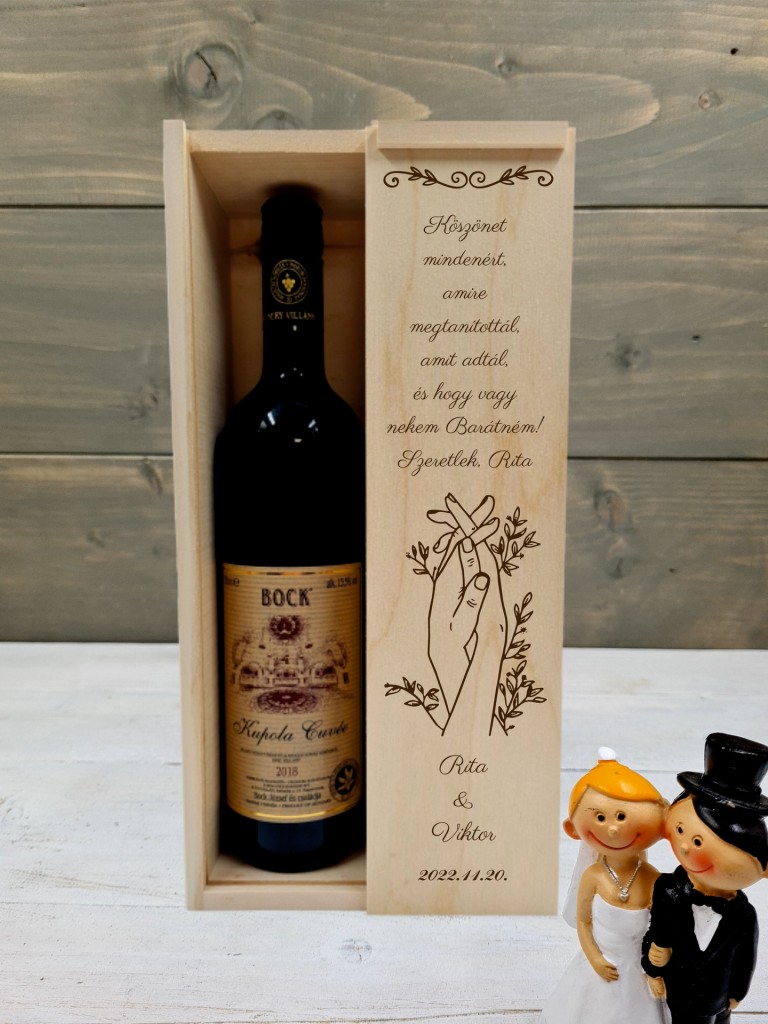 Összefonodó kezek esküvői boros ajándék díszdoboz barátnőnek