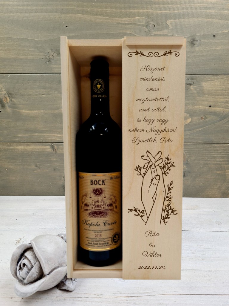 Összefonodó kezek esküvői boros nagymama köszöntő ajándék díszdoboz