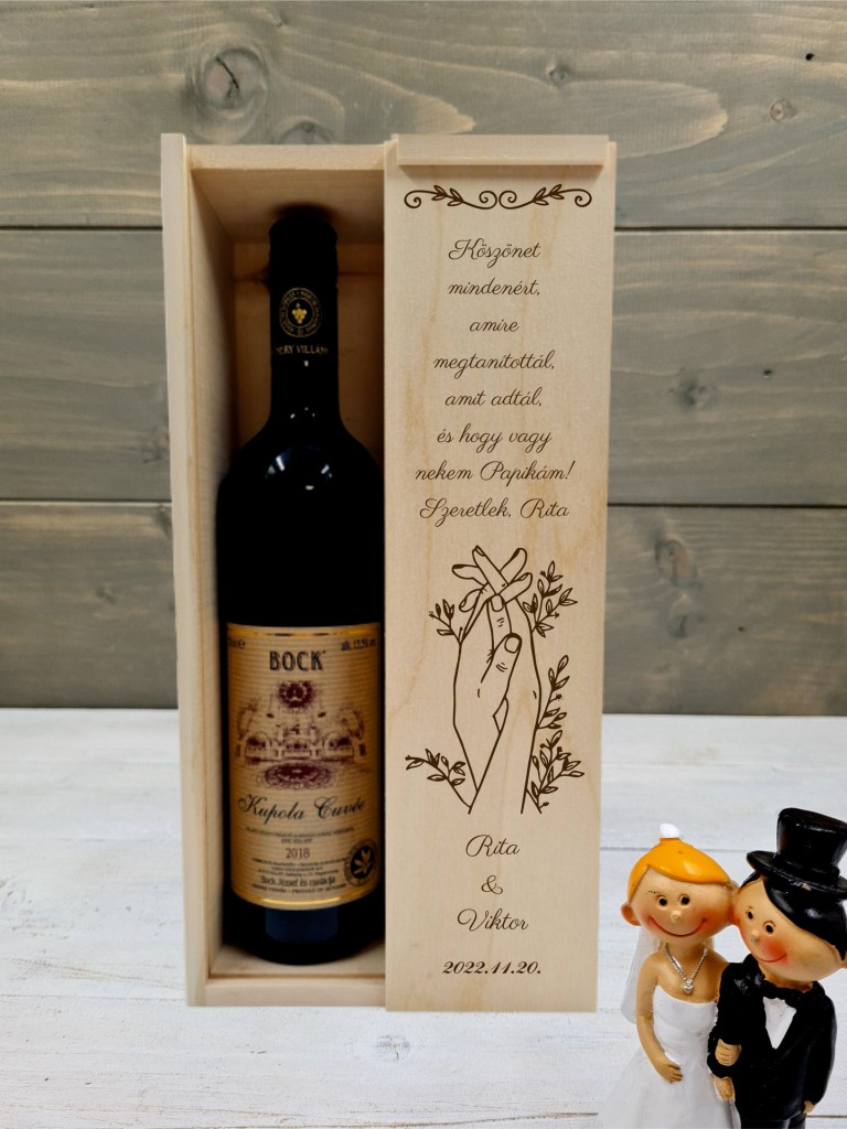 Összefonodó kezek boros nagypapa köszöntő ajándékdoboz esküvőre
