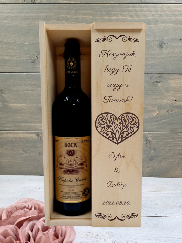 Szívbe zárt levelek esküvői boros tanúköszöntő ajándék díszdoboz 