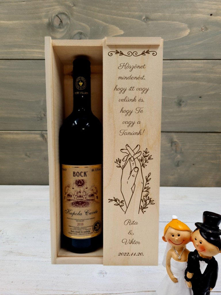 Összefonodó kezek esküvői boros tanúköszöntő ajándék díszdoboz