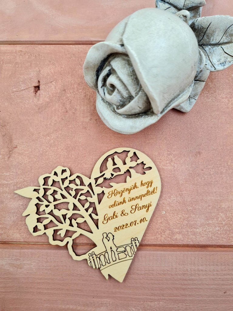 Szerelmesek a hídon esküvői vendégköszöntő ajándék hűtőmágnes