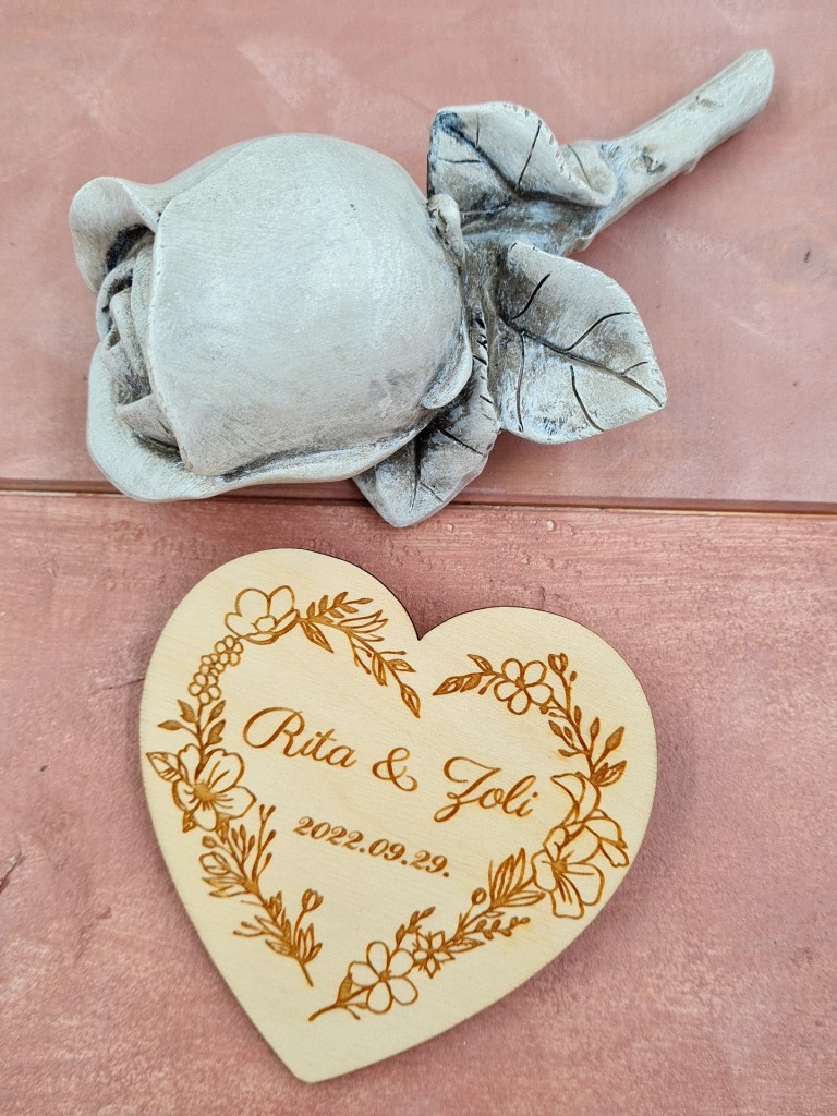 Szív virág esküvői vendégköszöntő ajándék hűtőmágnes