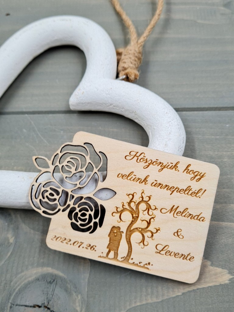 Rózsák esküvői vendégköszöntő ajándék hűtőmágnes