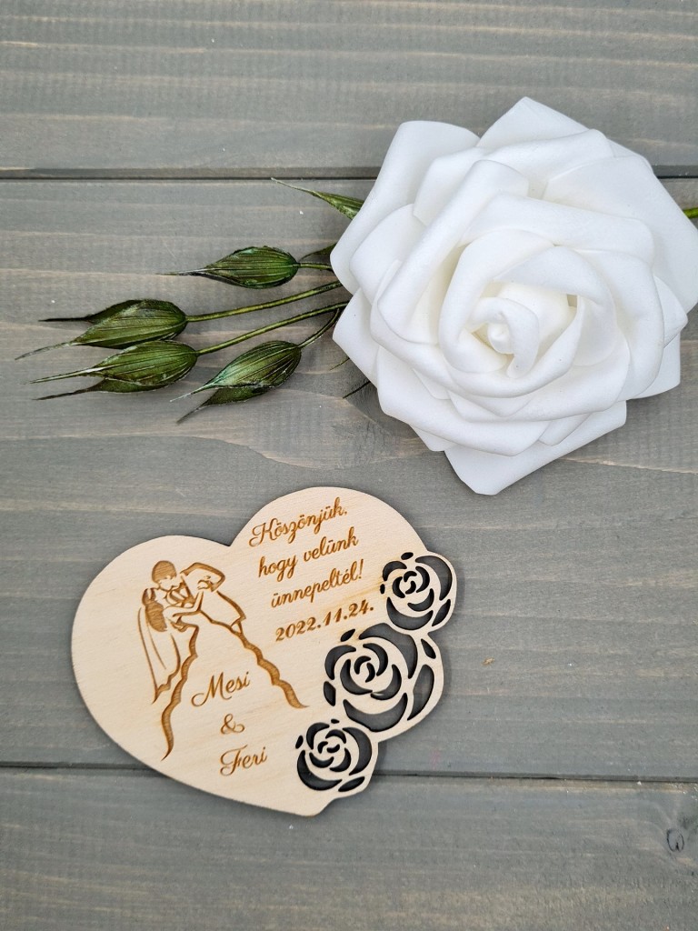 Három rózsa esküvői vendégköszöntő ajándék hűtőmágnes