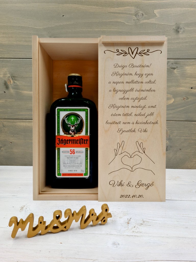 Szívet formázó kezek Barát köszöntő italos ajándék díszdoboz