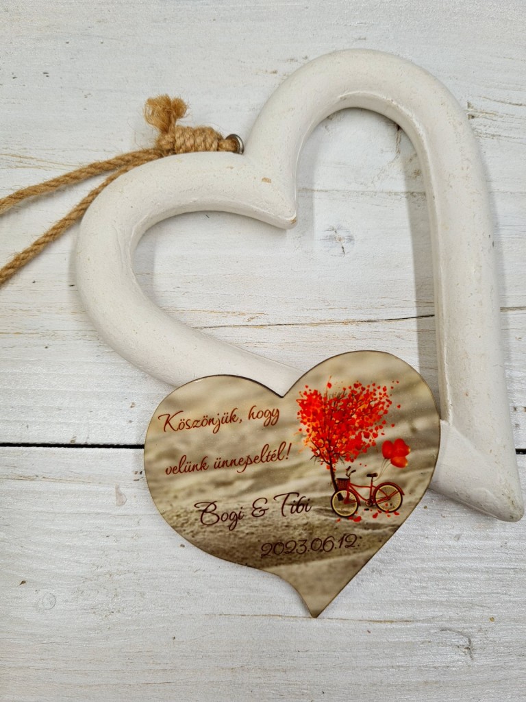 Piros szívek köszönőajándék hűtőmágnes esküvőre
