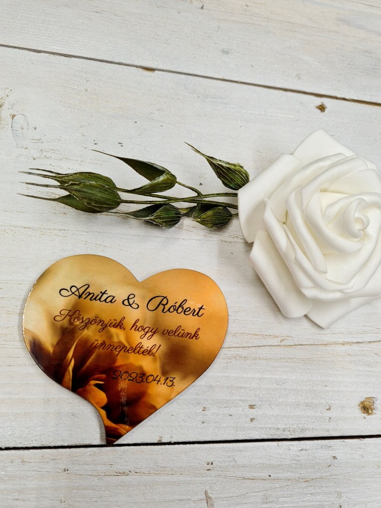 Sárga virágszirmok köszönőajándék hűtőmágnes esküvőre