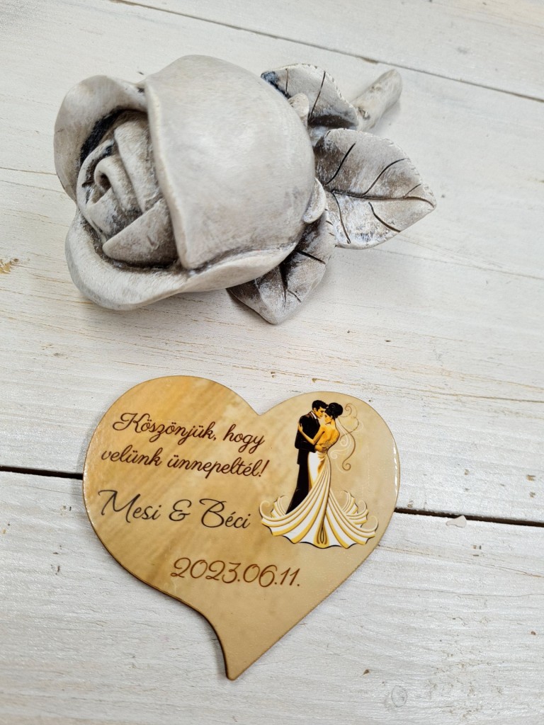 Ölelkező pár köszönőajándék hűtőmágnes esküvőre