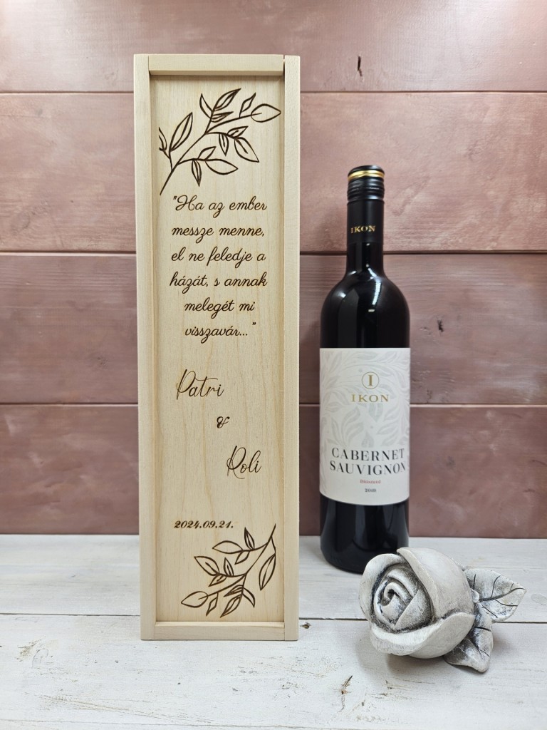 Falevelek közt esküvői szülőköszöntő ajándék bortartó díszdoboz 