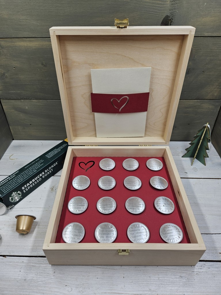 Grincs pár kávés, teás, édességes, italos ajándék díszdoboz karácsonyra