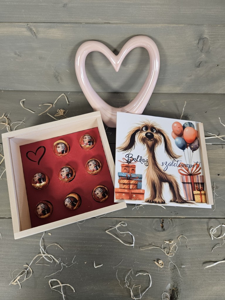 Vidám kutyus kávés, teás, édességes ajándék díszdoboz szülinapra