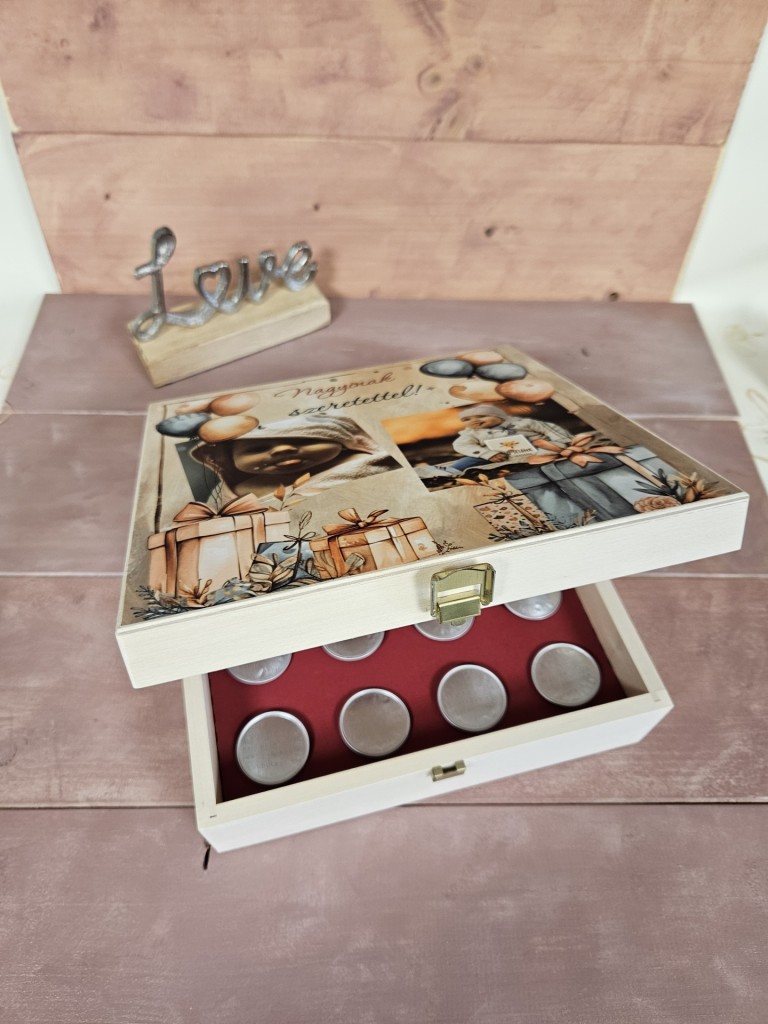 Szülinapi emlék kávés, teás, édességes ajándék díszdoboz  