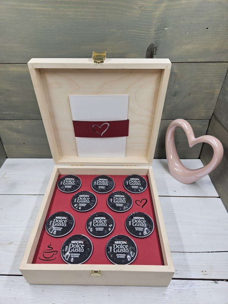 Szülinapi emlék kávés, teás, édességes ajándék díszdoboz  