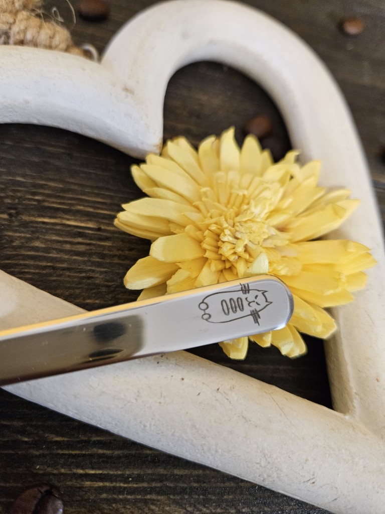 Cicakavalkád ajándék doboz cica mintával gravírozott kiskanalakkal 