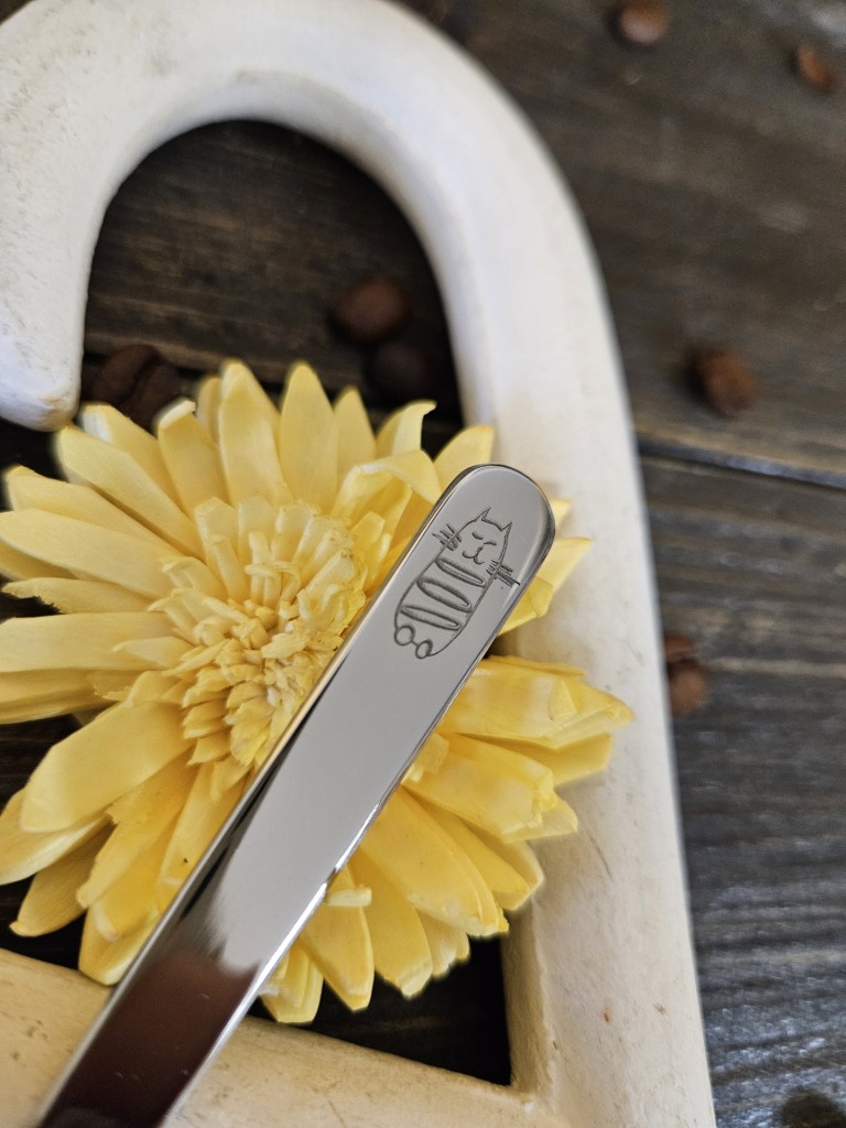 Cicakavalkád ajándék doboz cica mintával gravírozott kiskanalakkal 