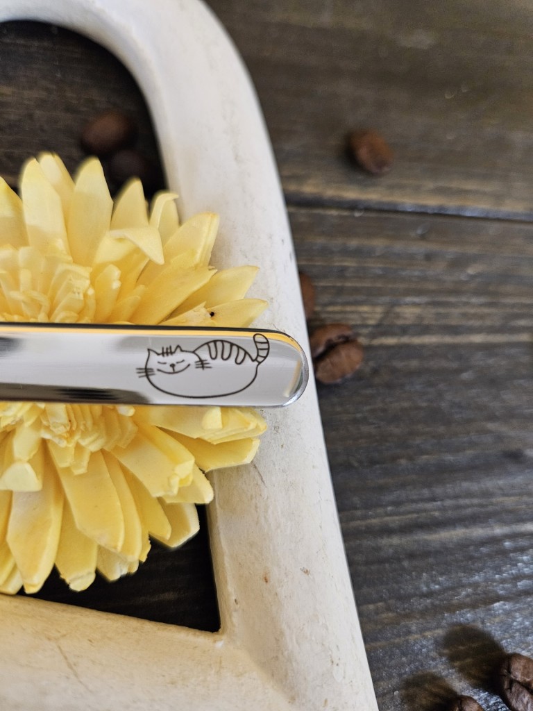 Cicakavalkád ajándék doboz cica mintával gravírozott kiskanalakkal 