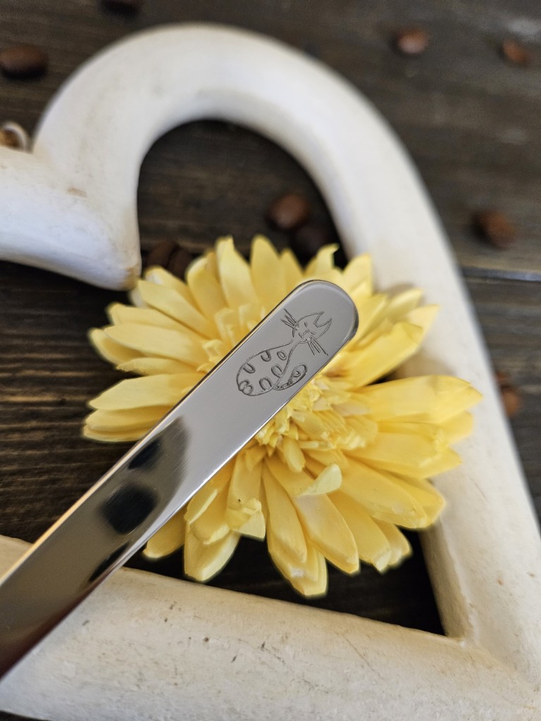 Cicakavalkád ajándék doboz cica mintával gravírozott kiskanalakkal 