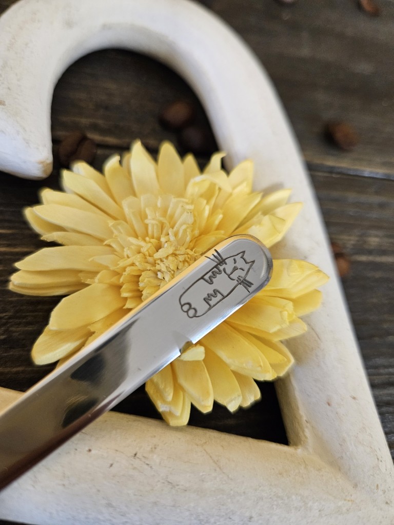 Cicakavalkád ajándék doboz cica mintával gravírozott kiskanalakkal 