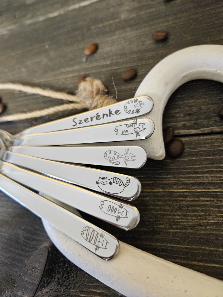 Cicakavalkád ajándék doboz cica mintával gravírozott kiskanalakkal 