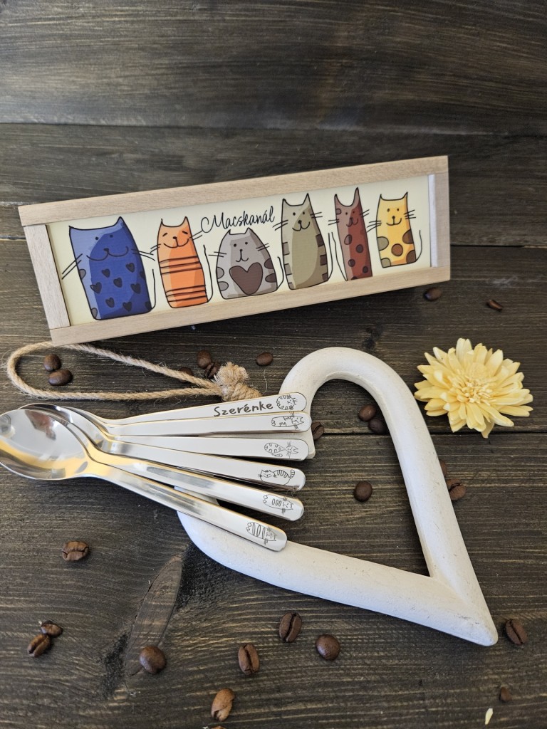 Cicakavalkád ajándék doboz cica mintával gravírozott kiskanalakkal 