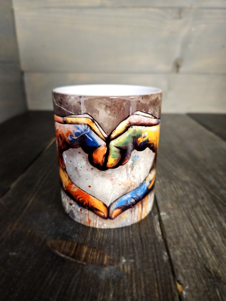 Graffiti szívet formázó kéz bögre