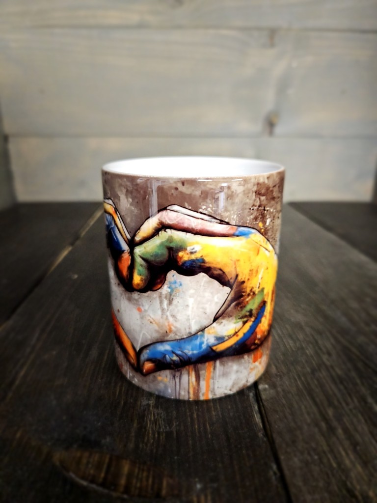 Graffiti szívet formázó kéz bögre