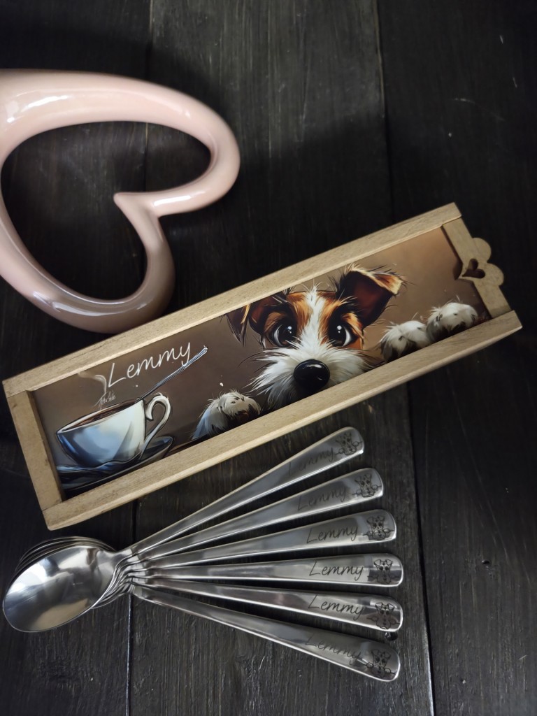 Foxterrier kutyus mintás gravírozott kiskanalak díszdobozban